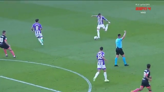 QUE LOUCURA! O juizão apitou o fim do primeiro tempo no exato momento que o jogador do Valladolid chutou pra marcar o gol e deixou todo mundo louco em campo. #LaLigaNaESPN #ad