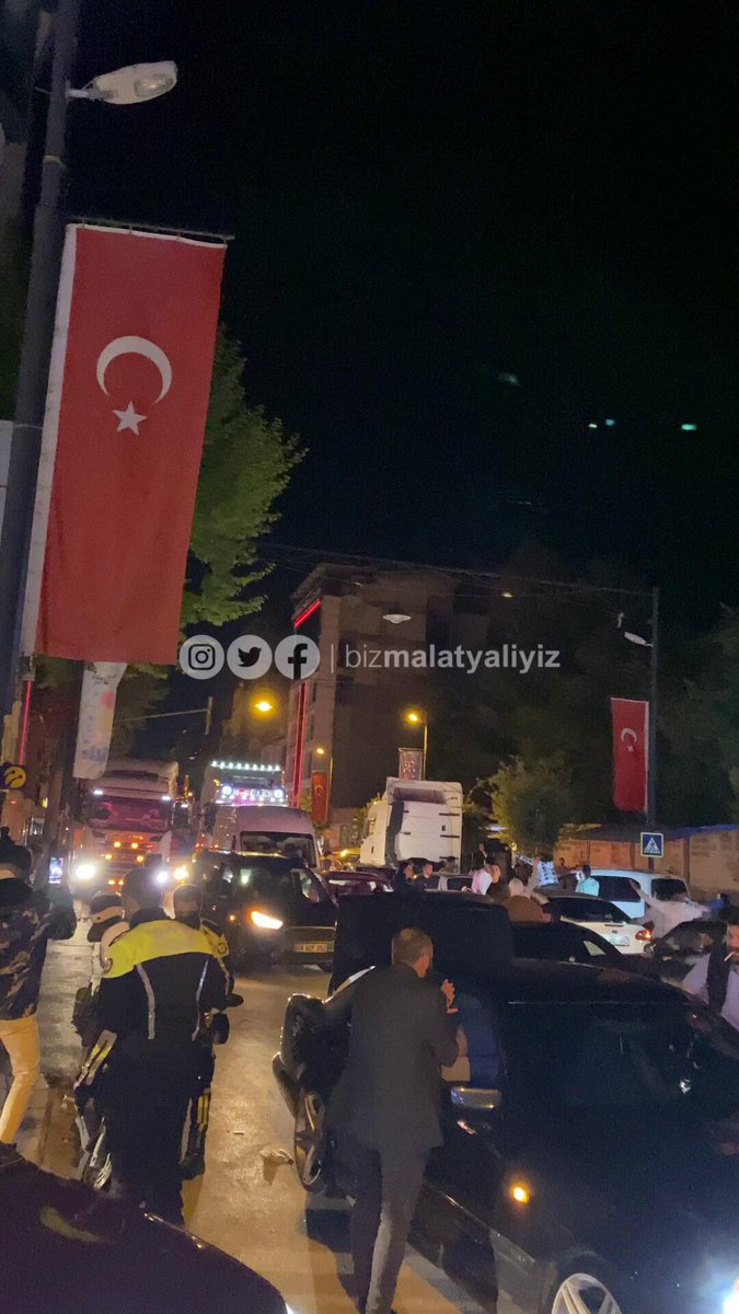 Malatya’da halk sokaklara inerek halay çekip araçlarla konvoy yaptı. Malatya’da son durum.