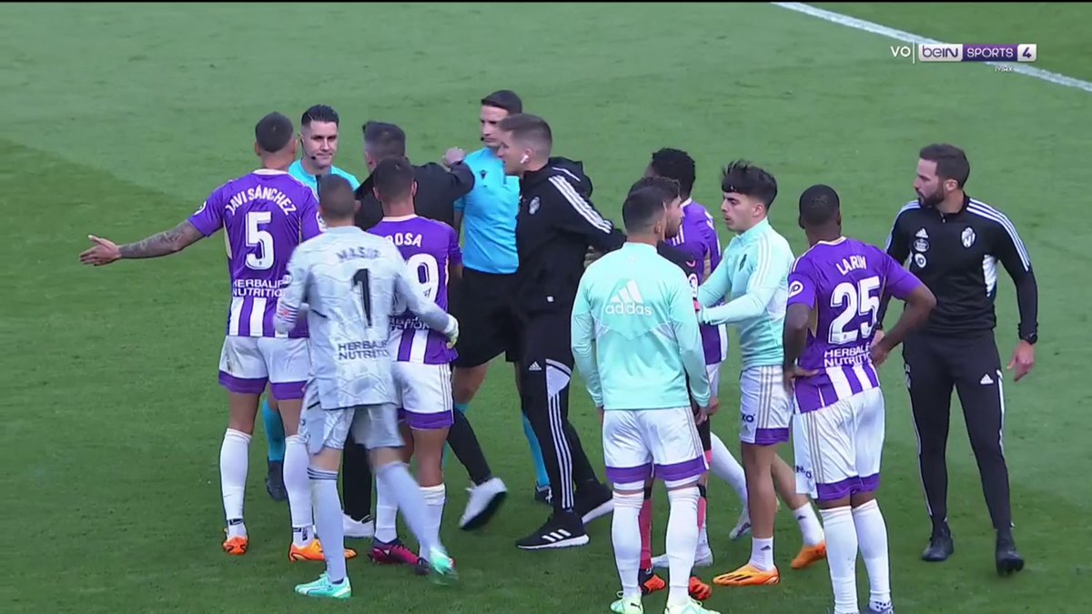 Incroyable situation lors de Valladolid-Séville. 😨 L’arbitre décide de siffler la mi-temps au moment où le joueur arme sa frappe, qui finit au fond des filets. Valladolid s’est ensuite incliné 3-0. 🎥 beIN SPORTS