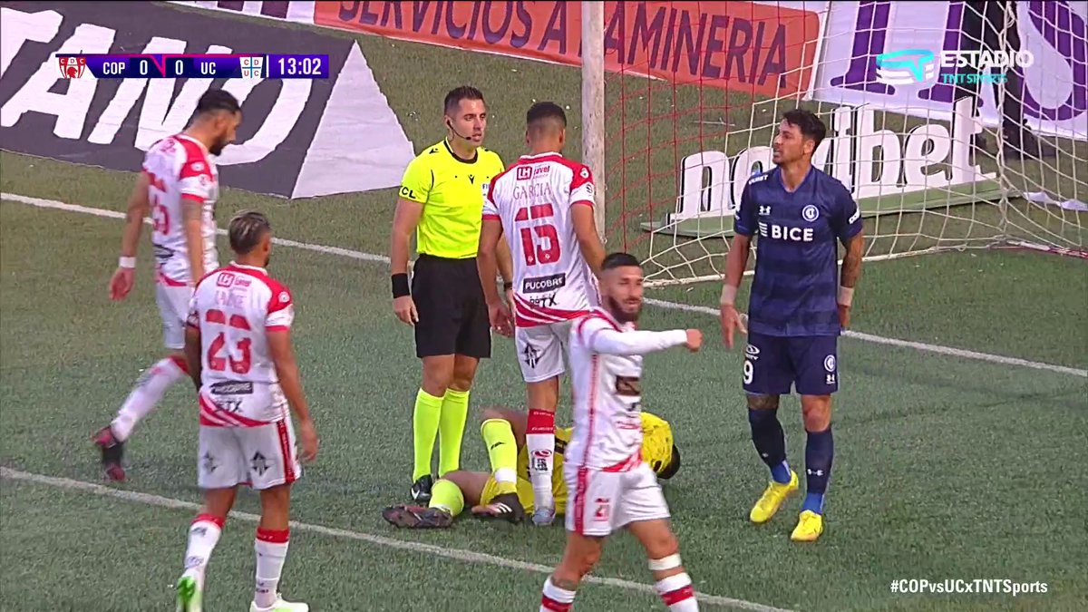 🤕🚑🙌🏻 Fuerte choque Zampedri chocó de manera accidental con el portero Nelson Espinoza y el meta tuvo que salir en ambulancia de la cancha en el #COPvsUCxTNTSports Disfruta de lo mejor de nuestro fútbol en Estadio TNT Sports,💻 . Revisa más en nuestro link en la bio 📍