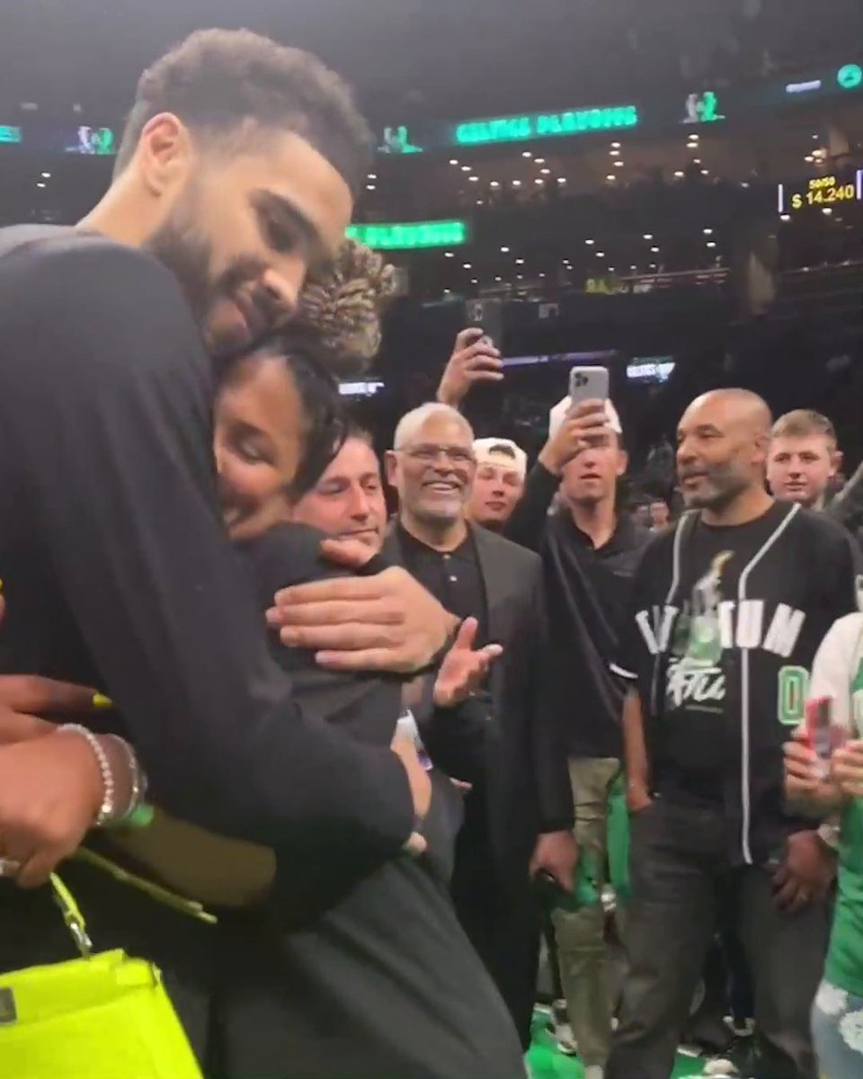 Jayson Tatum hugs his mom after his historic performance on Mother's Day ❤️