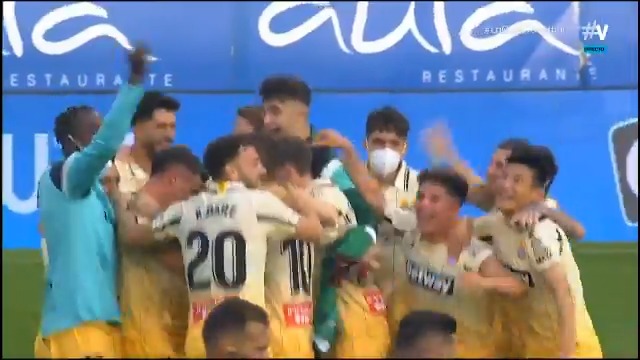 Així cel·lebrava l’Espanyol l’ascens al camp del Saragossa. No veig gaires diferències amb el que va fer ahir el Barça. El que va passar ahir a Cornellà és una falta de previsió per part de l’Espanyol i és un excés de permisivitat amb els radicals