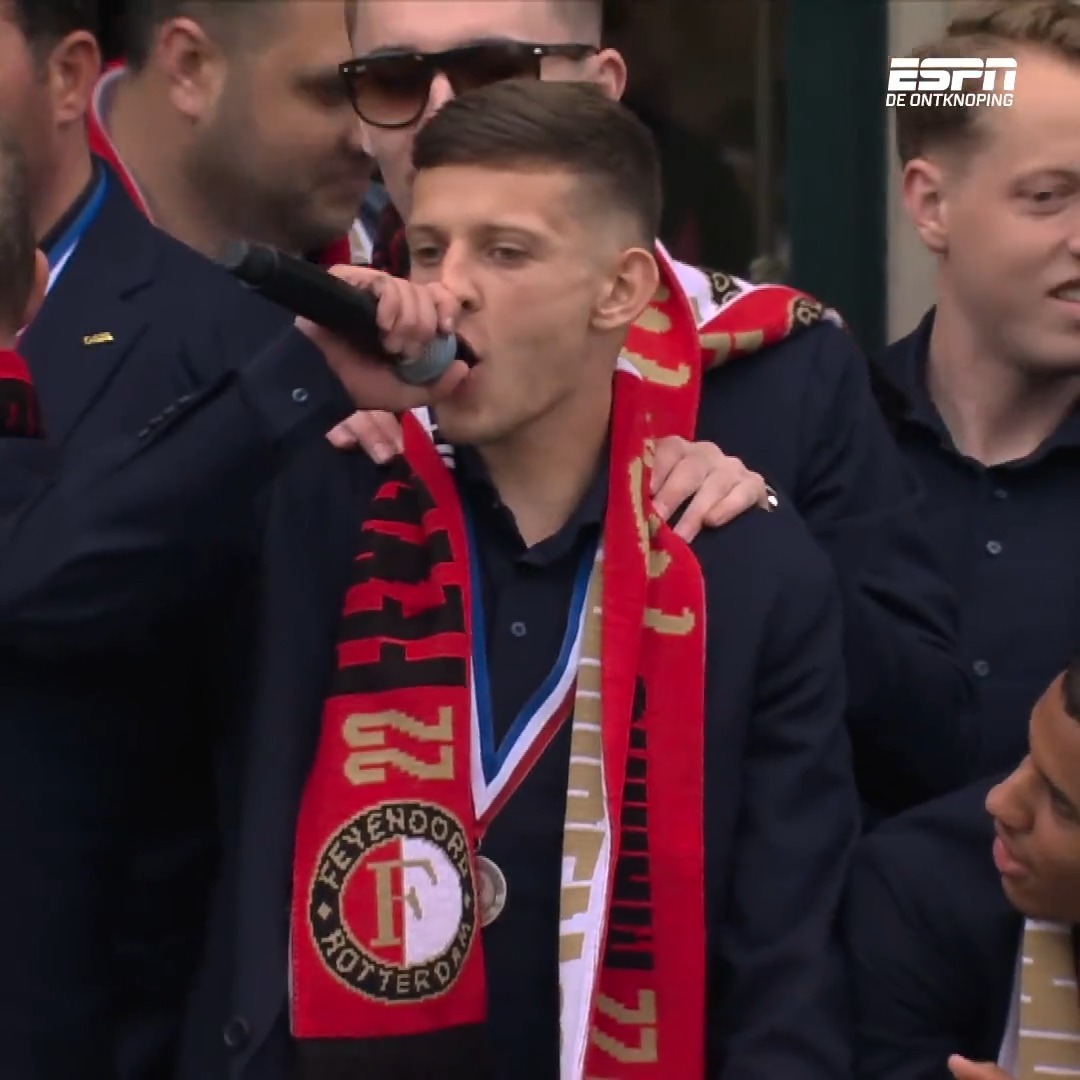 "Zou Sebastian Szymański al een klein Pools biertje op hebben?" 🇵🇱🍻