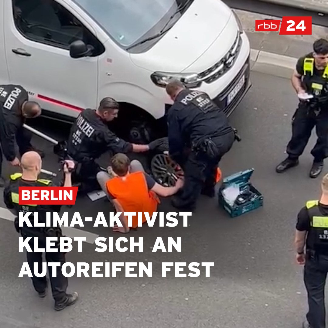 Statt auf der Straße klebt an diesem Montagmorgen ein #Klimaaktivist am Auto: Ein Demonstrant der "#LetzteGeneration" befestigte sich an der Radfelge. Um ihn abzulösen, musste das #THW das Rad samt Mann vom Auto abschrauben. #Berlin