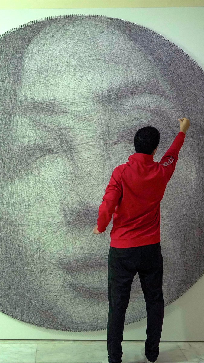 This incredible artwork was made just using thread and pins 👏