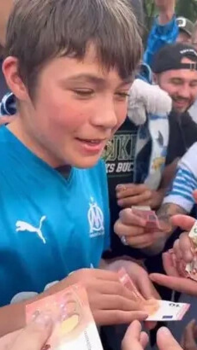 🔴 Hier soir, grâce à l'impulsion de l'association Clean my Calanques et à la générosité des supporters de l'OM, un jeune fan a récolté 500 € pour se racheter son téléphone volé quelques minutes plus tôt ! #TeamOM #Marseille