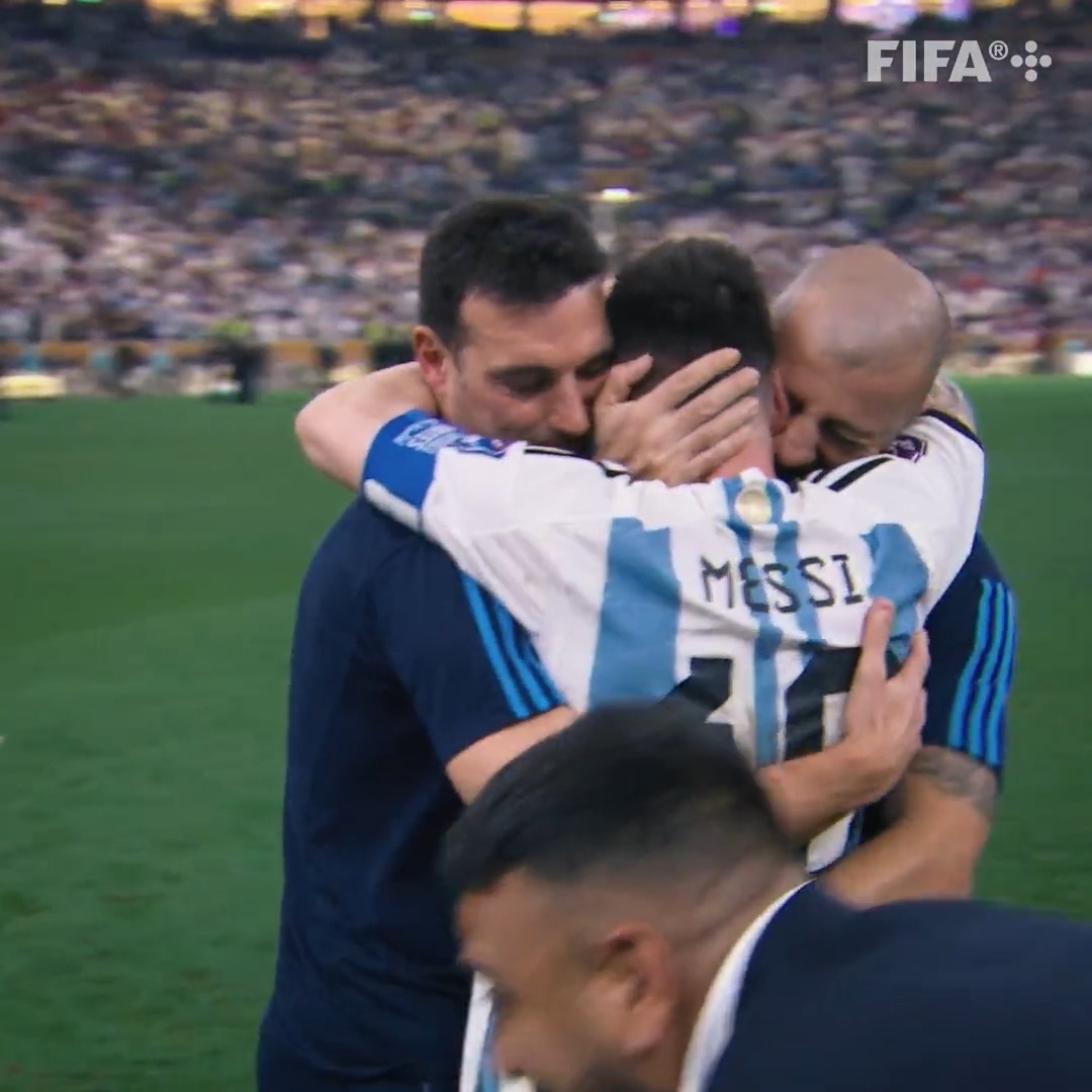 Abrazos de gol. Abrazos de victoria. Abrazos en la derrota. Abrazos de campeones. ⭐⭐⭐ ¡Feliz cumpleaños al conductor de #LaScaloneta, Lionel Scaloni! 🇦🇷🏆 #CopaMundialFIFA