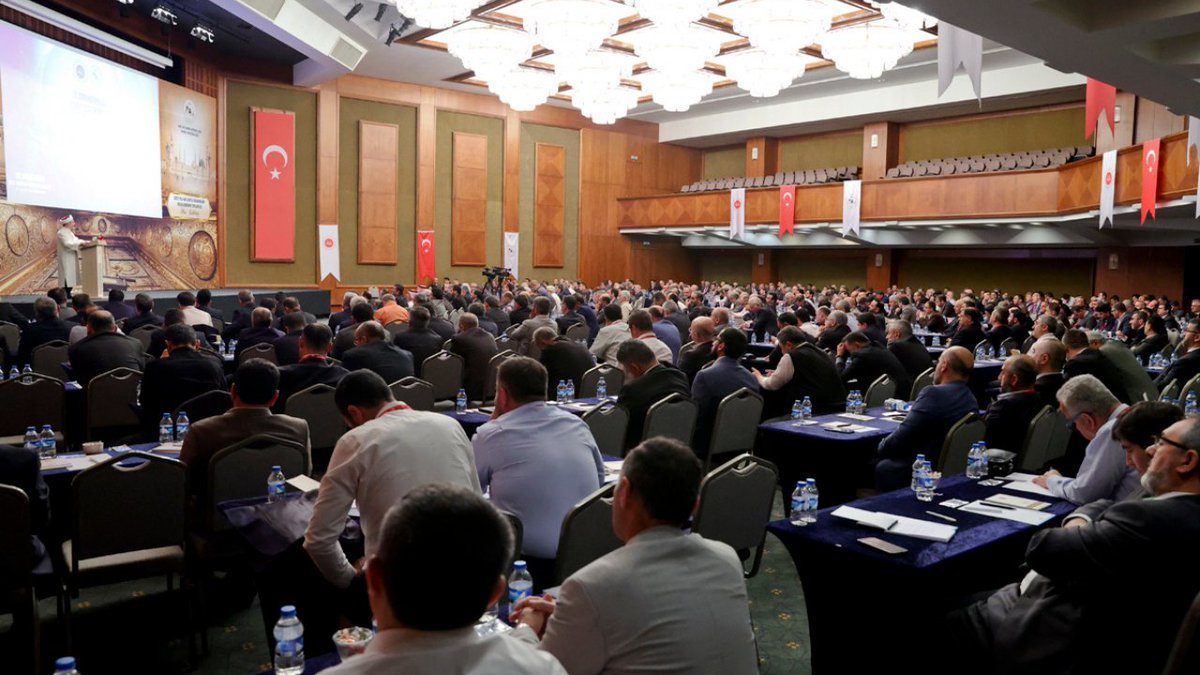 “Hac organizasyonunda Türkiye olarak her zaman en iyi olmanın gayreti içerisindeyiz.” Ankara’da düzenlenen bilgilendirme toplantısında 2023 yılı Hac organizasyonunda görev yapacak kafile başkanlarımızla bir araya geldik.