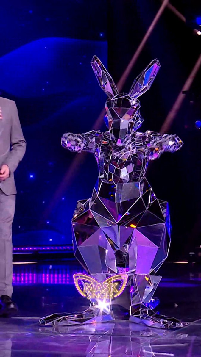 #MaskSinger La deuxième Star Internationale débarque cette semaine : le Kangourou ! 🦘 Et on peut vous assurer une chose : Vous n’en aviez jamais vu un comme celui-ci 🤩 (Un conseil : Mettez vos lunettes de soleil 😎)