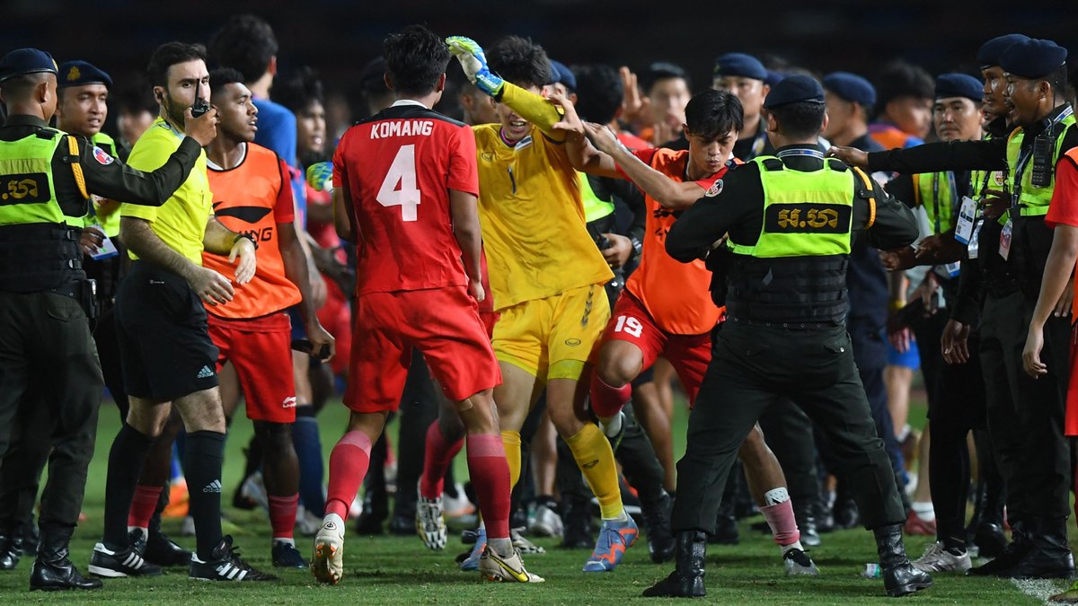 Absolute chaos! The ⚽️ men's football final at the 32nd Southeast Asian Games might be remembered for all the wrong reasons - but it was 🇮🇩 Indonesia who ultimately prevailed over 🇹🇭 Thailand to win the 🥇 gold medal! #SEAGames32