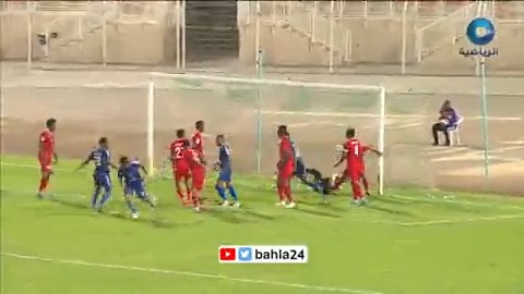 💙🤍 | 📹⚽️🥅 الهدف الأغلى لنادي صور هذا الموسم والذي سجله المدافع يحيى الهديفي برأسه في مرمى البشائر ضمن مباريات الأسبوع الرابع والعشرون من #دوري_عمانتل وأبقت نتيجة المباراة صور في دوري عمانتل حيث كان ضمن الأندية المهددة بالهبوط . bahla24 💙🤍 | 📹⚽️🥅
