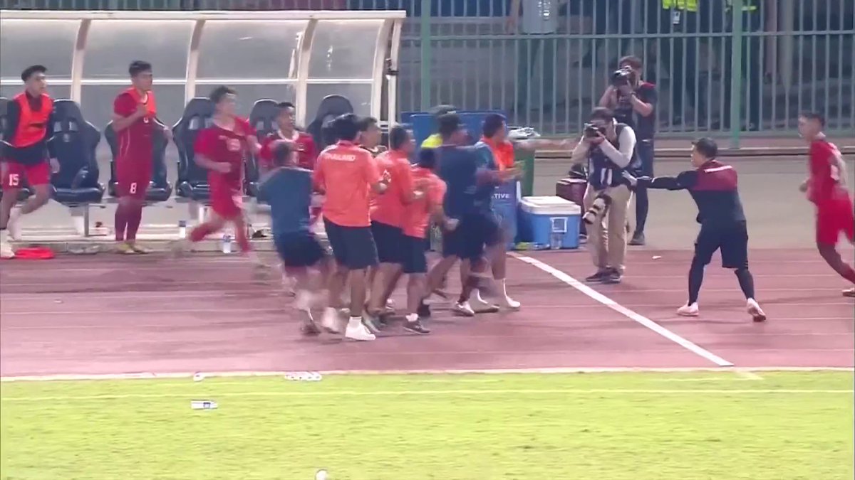 Shocking scenes unfolded in the South-East Asian Games final as Thailand were reduced to seven players in the dying minutes 🫣⚽