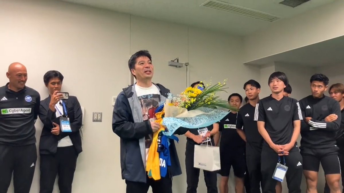 #0517山口 戦の試合後、5月16日に誕生日を迎えた #藤田晋 社長をゼルビアファミリーみんなでお祝いしました🎂🎉 藤田社長、改めてお誕生日おめでとうございます👏💙 藤田晋 #FC町田ゼルビア #zelvia #天空の城