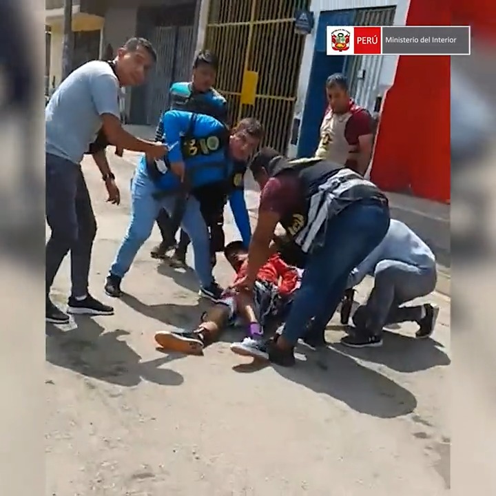 #LoÚltimo | En un nuevo golpe a la delincuencia, agentes #Dirincri de la Policía Nacional del Perú capturaron a dos extranjeros que se dedicaban a la extorsión de comerciantes en San Juan de Lurigancho. Durante la intervención, la #PNP les incautó una granada. #PorUnPaísSeguro