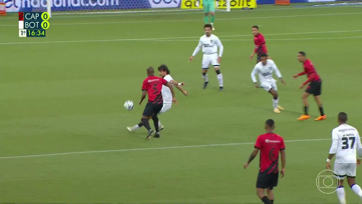 Fernandinho jogou duas Copas do Mundo pela Seleção, teve longa e vitoriosa carreira na Europa... Mas hoje ganhou esse chapéu do Gabriel Pires