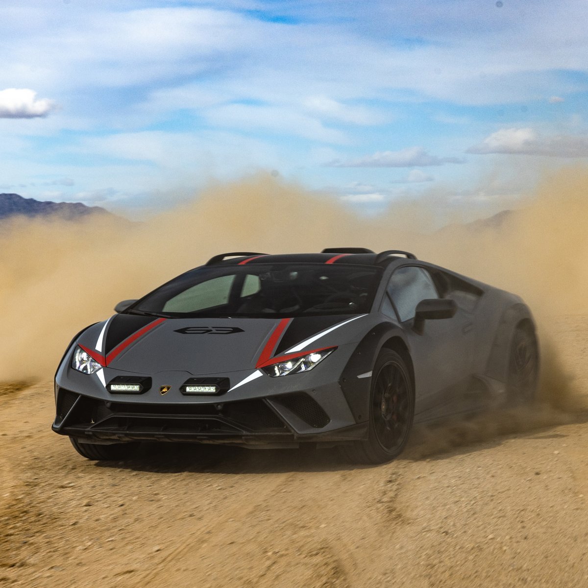 Beyond the concrete, there is another kind of performance, design, versatility. The dynamic launch of our Huracán Sterrato was a demonstration of uniqueness in California, at the Chuckwalla circuit. CO2 Emission and Fuel consumption combined: