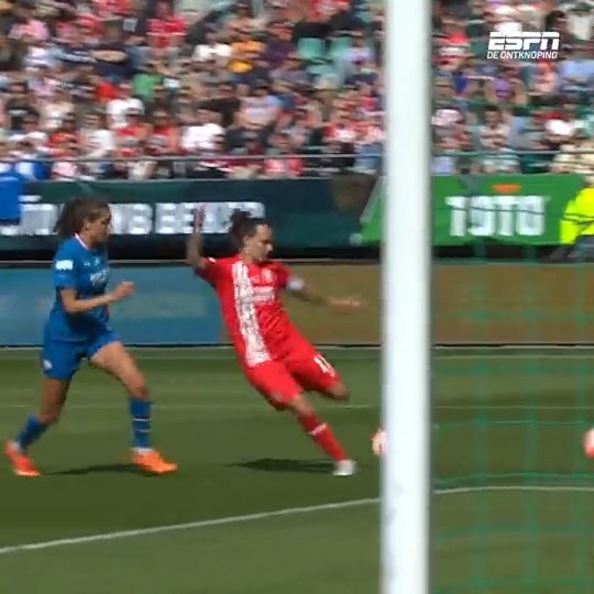 FC Twente deelt de eerste tik uit in de Bekerfinale. 🏆 Renate Jansen schiet een prachtige voorzet feilloos binnen! ☄️😍 #twepsv
