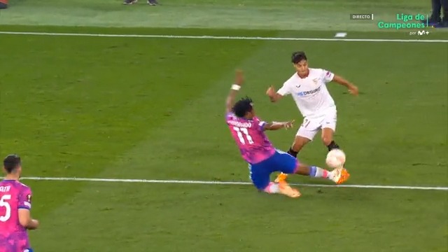 📺Se acabó la revisión del VAR. ❌No hay penalti de Cuadrado sobre Óliver. #UEL #LaCasaDelFútbol