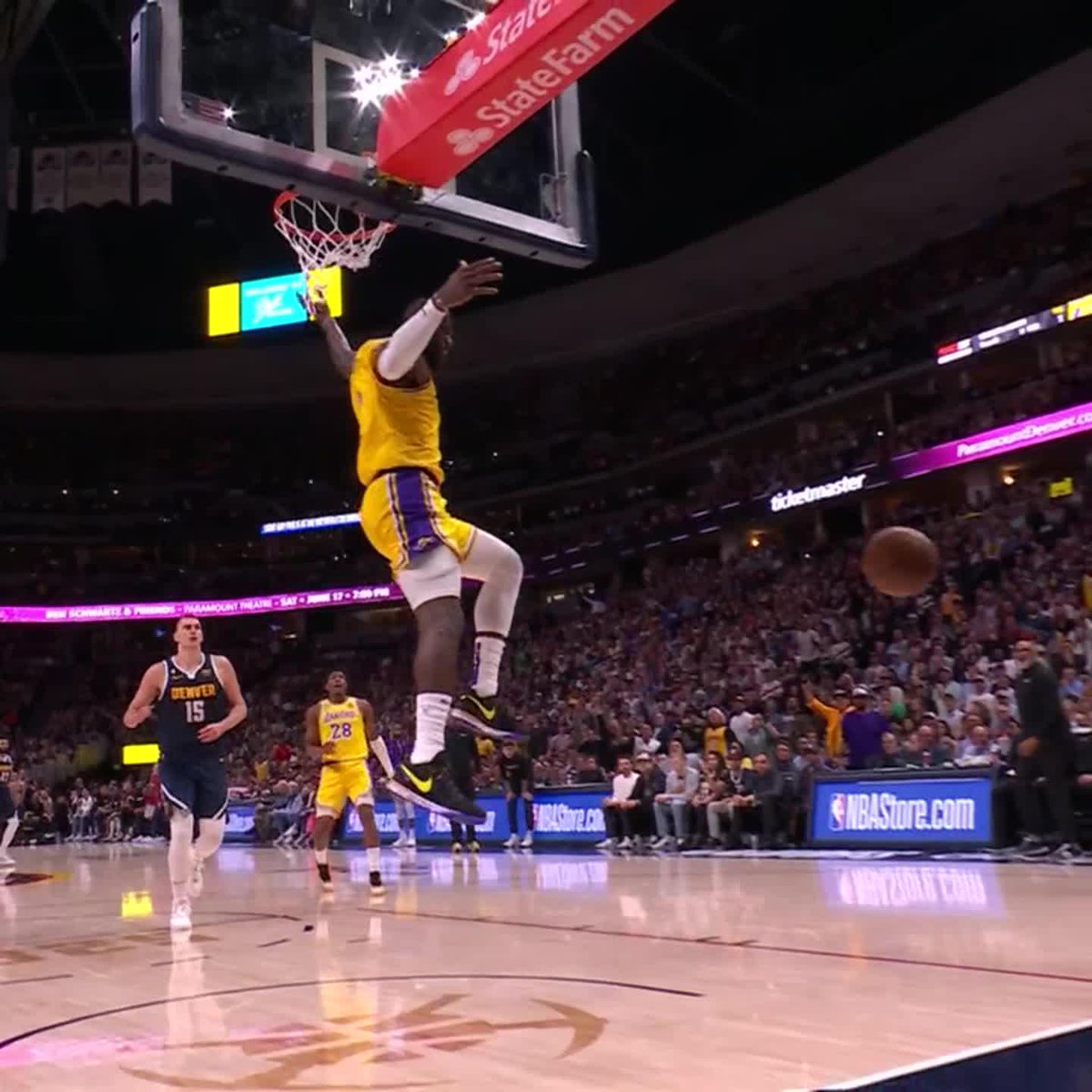 LeBron blew the dunk 😅