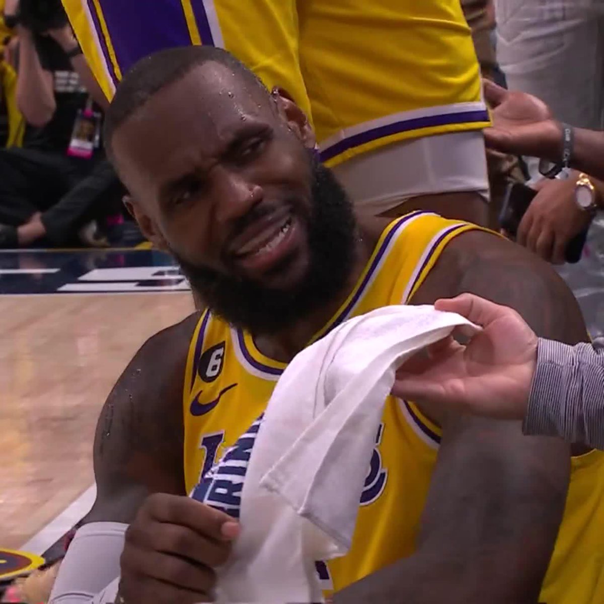 "Thank you!" A fan gave LeBron a towel after his drink accidentally spilled on him 😅