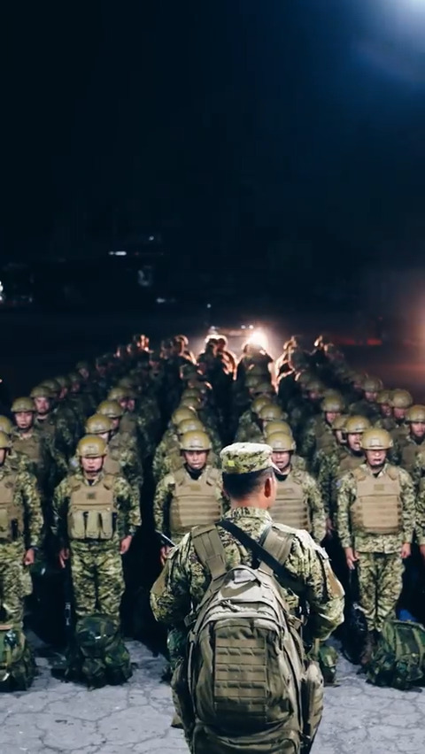 One police officer is killed and the President of El Salvador sends 5,500 soldiers to surround the gang members. How can you not love this dude, President Bukele is outstanding. Nayib Bukele