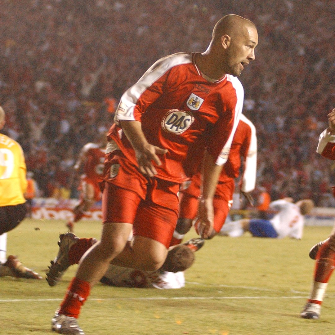 🎙 "CHRISTIAN ROBERTS IS THROUGH!!!!" One of the most electric nights in Ashton Gate history, #OnThisDay in 2004. 🤯