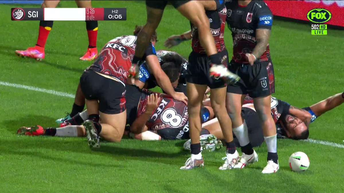 OH. MY. GOSH. The Dragons have somehow scored here!!! 🤯 📺 Watch #NRLDragonsRoosters on ch.502 or stream on Kayo: ✍️ BLOG: 🔢 MATCH CENTRE: