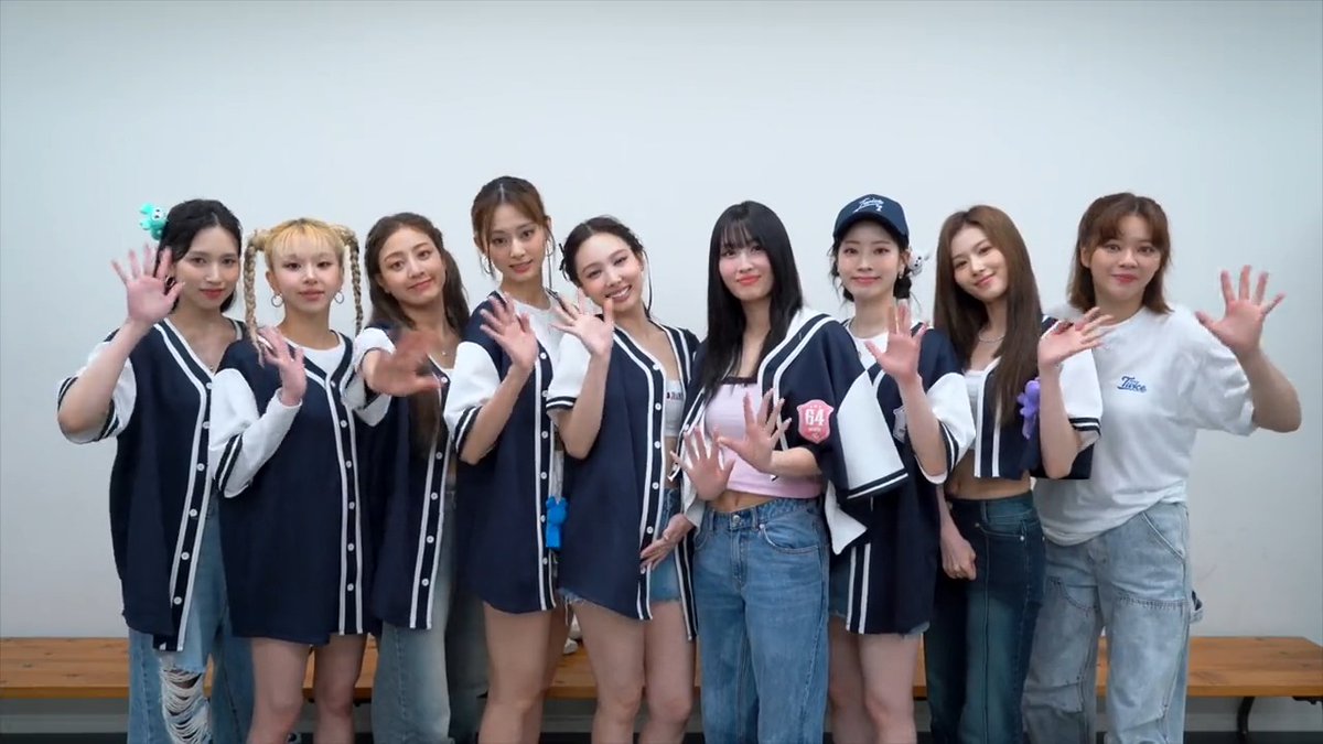 \チケット映画館販売のお知らせ/ #TWICE 5TH WORLD TOUR ‘READY TO BE’ in JAPAN LIVE VIEWING 📅5/21(日)17:00開演 本日24:00以降より、残席のある映画館ではチケットを販売📢 詳細は実施映画館サイトにて❣ 「TWICEのサイン入りTシャツ」プレゼントキャンペーンも実施💟 TWICE JAPAN OFFICIAL