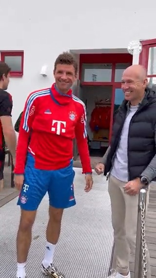 Servus, Arjen! 🥰👋 Arjen Robben war heute zu Gast beim Training an der Säbener! 🔴⚪ #MiaSanMia #FCBayern