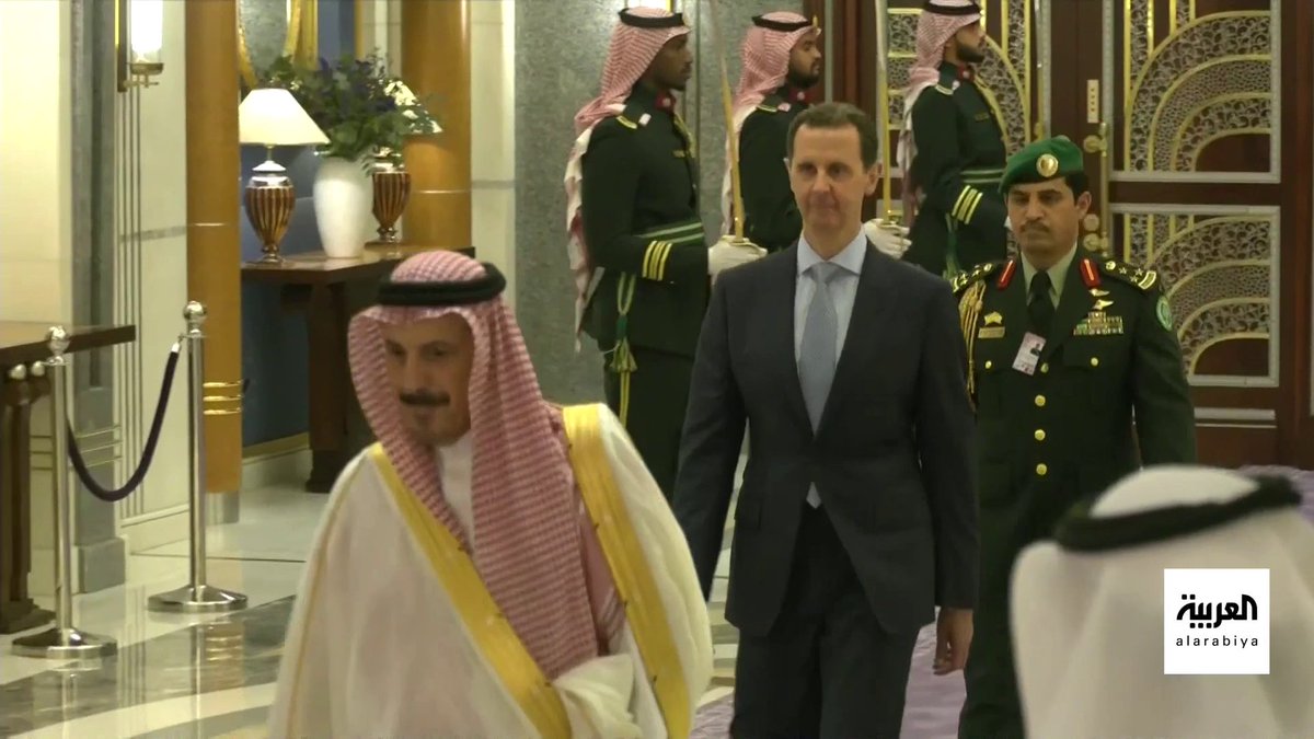 بعد ١٢ عاما وفي#قمة_جدة بالمملكة العربية السعودية ولي العهد السعودي الامير محمد بن سلمان يستقبل الرئيس السوري بشار الاسد #القمة_العربية_في_جده