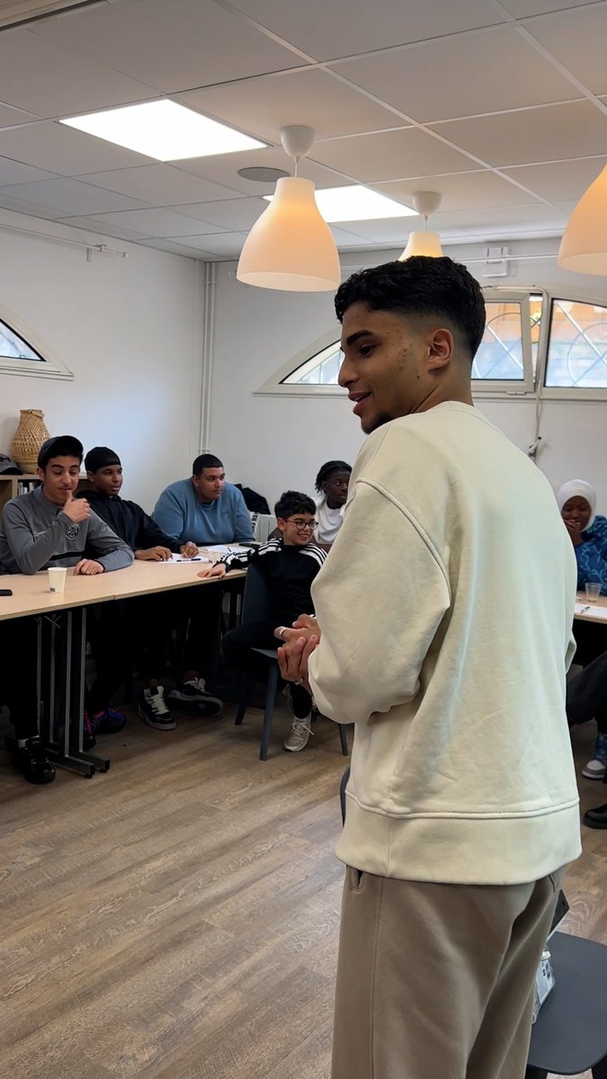 "J'ai réalisé qu'on ne peut pas mettre les darons à l'abri dans un monde qui est en train de crever." Avec son association, Féris va dans les quartiers populaires pour sensibiliser les jeunes aux enjeux climatiques. On l'a suivi à Cergy lors de la 3e promo de Banlieues Climat.