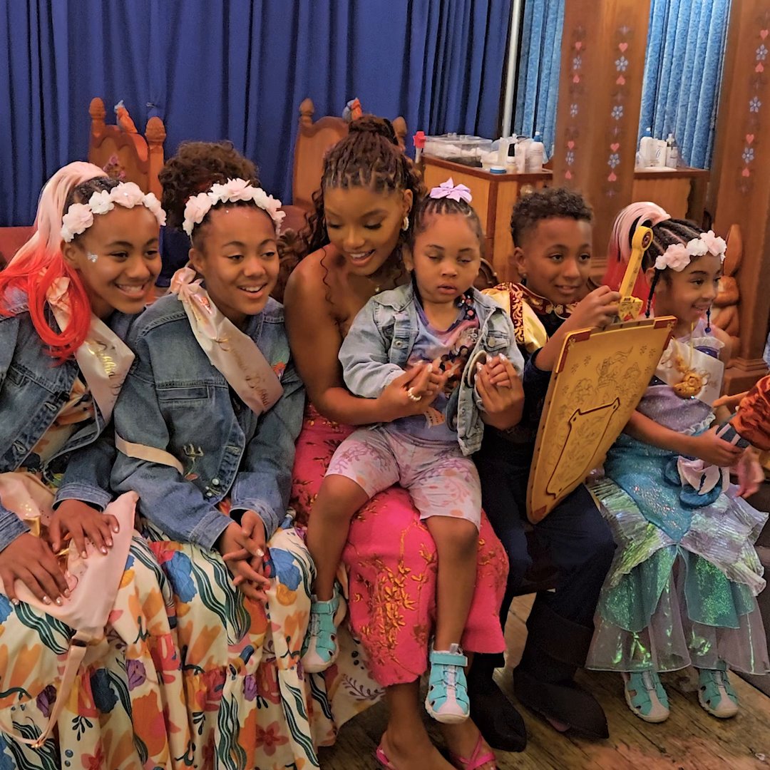 🫧 Halle surprised two families at #Disneyland who captivated the world with their heartwarming reaction to the teaser trailer of #TheLittleMermaid! 🫧 Learn More: