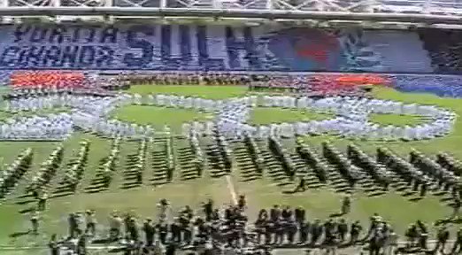 19 Mayıs 2000, Ankara. Galatasaray'ın 2 gün önce UEFA Kupası almasından dolayı, Cumhurbaşkanı tarafından Galatasaray kulüp başkanına madalya verilirken jest amacıyla, Silahlı Kuvvetler Mızıka Astsubay Hazırlama ve Sınıf Okulu tören bandosu tarafından çalınan Galatasaray Marşı.