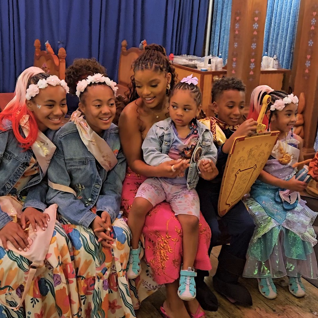 Halle Bailey surprised two families at Disneyland Resort who captivated the world with their heartwarming reaction to the teaser trailer of #TheLittleMermaid! 🫧: