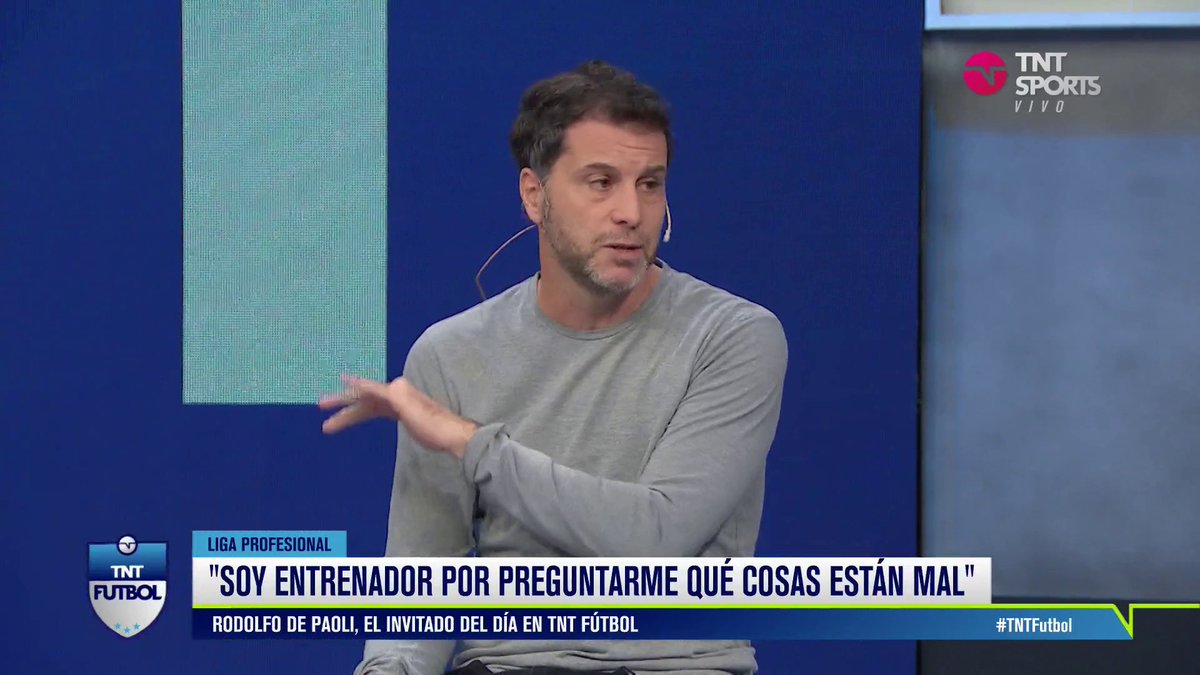 "EL FÚTBOL ES TIEMPO, ESPACIO Y ENGAÑO" Rodolfo de Paoli, ex entrenador de Barracas Central, mano a mano en #TNTFútbol 💬 "El deportista no tiene que pensar, tiene que fluir, tiene que jugar al juego"