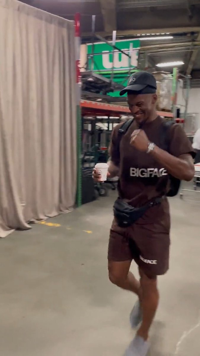 “Ran into a legend. He knows who I am” Jimmy's reaction to Ernie is priceless 🥹😂