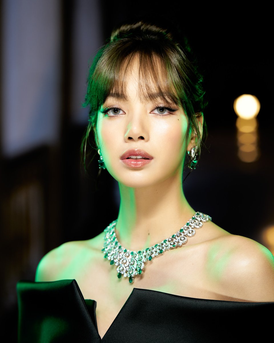 The spellbinding design of The Passage To Emerald necklace perfectly complements #LISA's irresistible edginess. #BulgariMediterranea