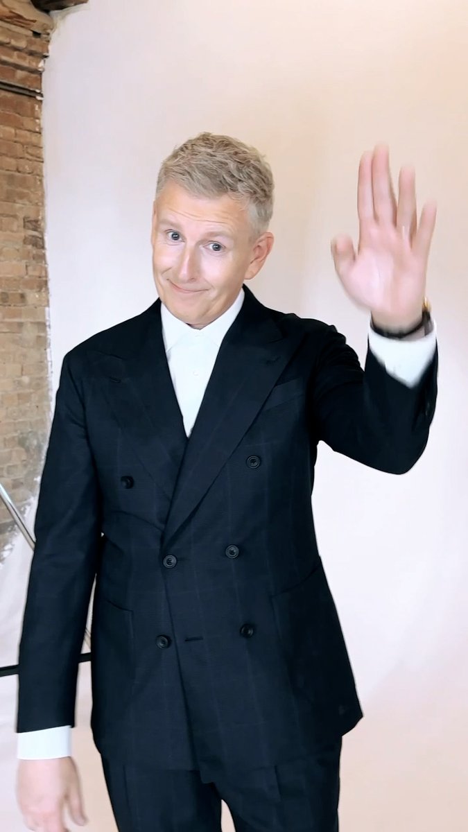 And here is your host... Patrick Kielty 👋 #LateLate