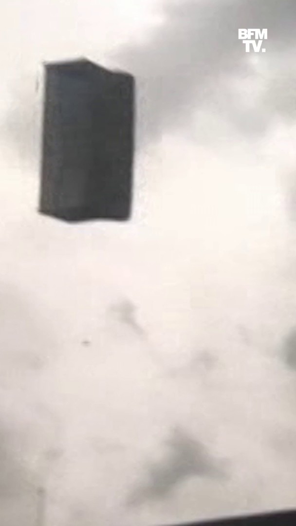 🇹🇷 En Turquie, un canapé a été aperçu volant dans le ciel d'Ankara à cause de violentes intempéries