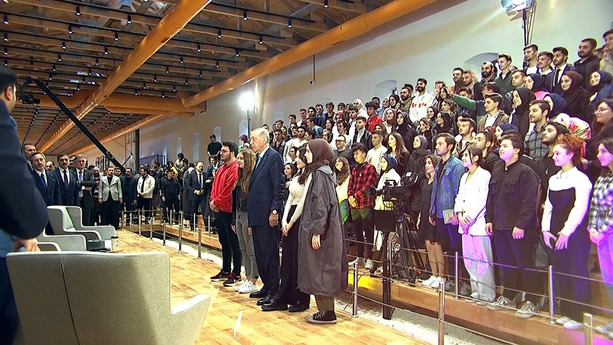 Genç kardeşlerimle Rami Kütüphanemizde güzel bir buluşma gerçekleştirdik. Sohbetimizi bu akşam saat 21.00’de sosyal medya hesaplarımızdan ve televizyon kanallarından izleyebilirsiniz.
