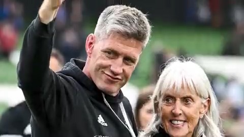 🏉 𝐈𝐓'𝐒 𝐀𝐋𝐋 𝐀𝐁𝐎𝐔𝐓 𝐅𝐀𝐌𝐈𝐋𝐘 🏆 🗣️ 'Days like to day, [my mum] is too into it!' The importance of family has never been lost on Ronan O'Gara, and he has brought that with him to Stade Rochelais | 🏉 🎙️ . Vodafone Ireland | #TeamOfUs