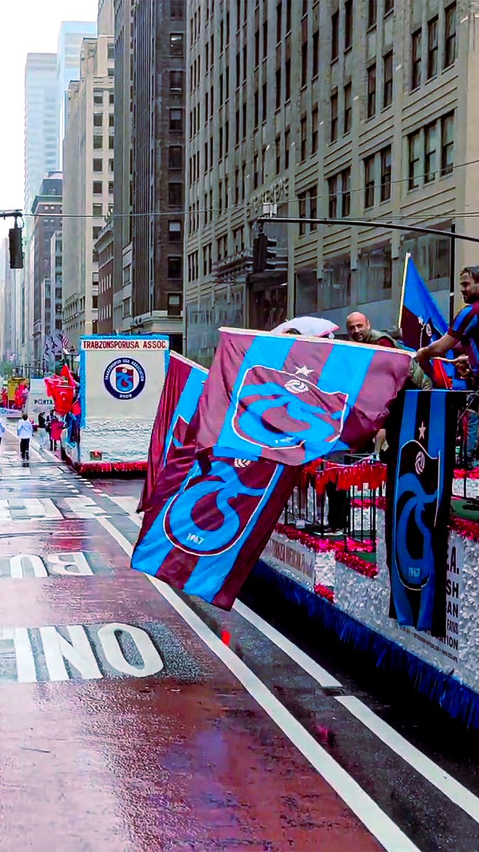 Biz sokaklarda senle büyüdük Yağmurda yürüdük 💙❤️ 40. Türk Günü Yürüyüşü'nde New York'ta yağmur çamur demeden bizi yalnız bırakmayan tüm taraftarlarımıza teşekkür ederiz. #trabzonspor #türkgünü #newyork #turkishamerican
