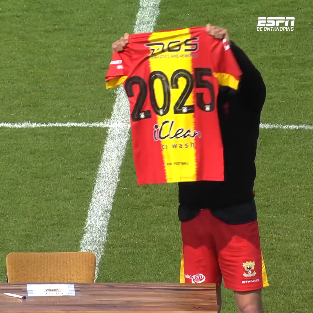 ✍️ Verrassing voor de Go Ahead Eagles 🦅-fans: Bas Kuipers verlengt zijn contract op het veld! ❤️💛
