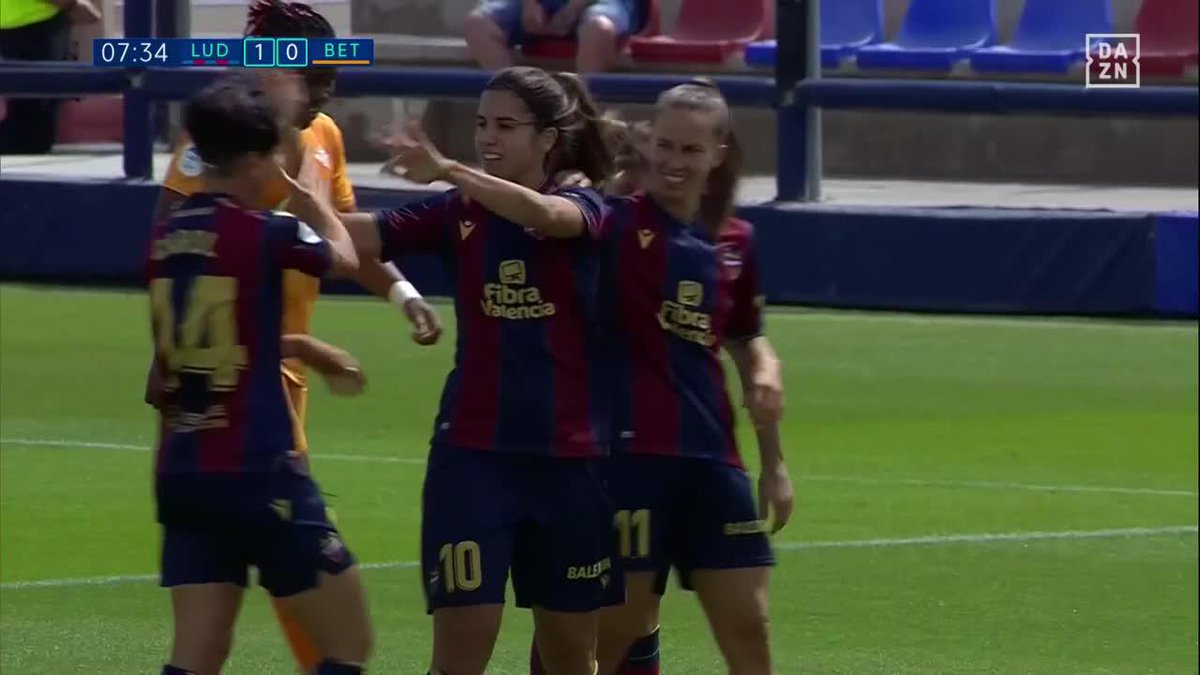 Con este GOLAZO @AFerrer_10 cierra la Liga F como la máxima goleadora con 28 tantos 🙌😳 TREMENDO su año y el del Levante UD Femenino, que lo cierra batiendo por 4-0 al Betis 🔝✨ #LigaFEnDAZN ⚽