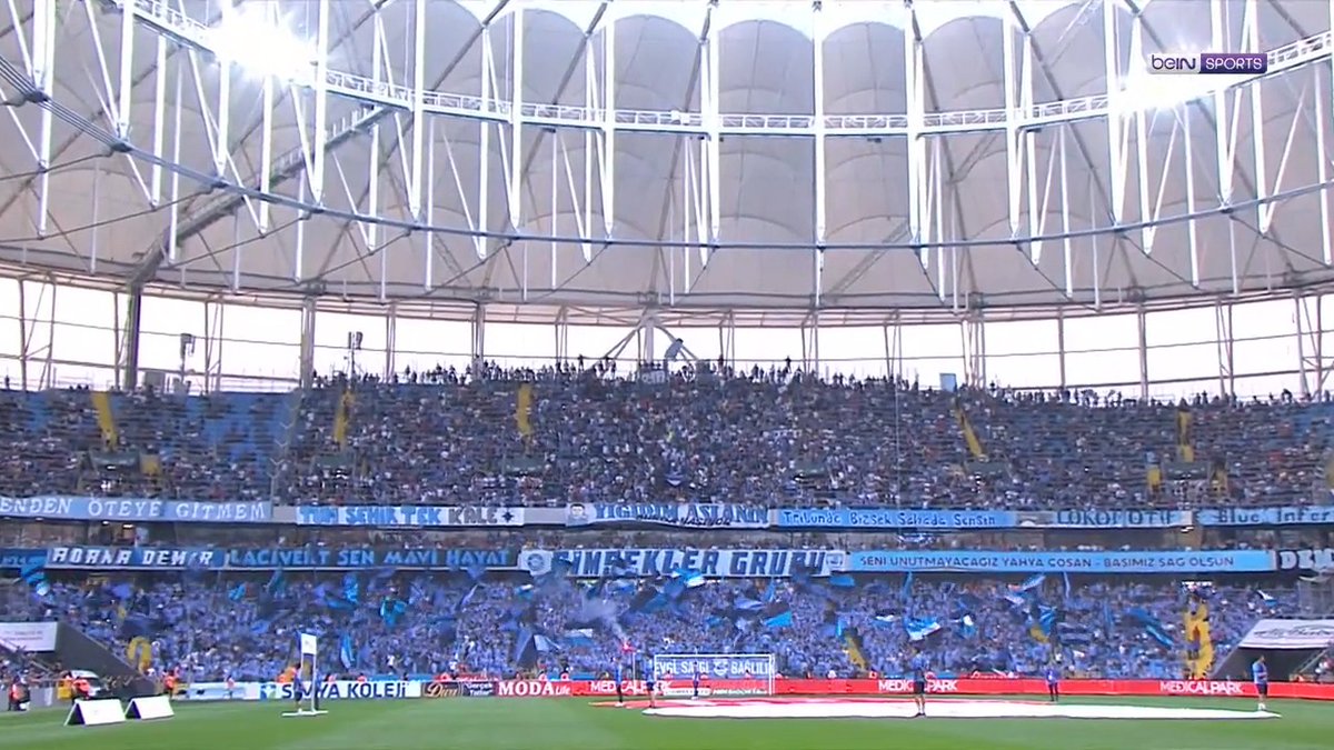 🏟️ "Bu şehrin her sokağında, aşkımızın izi kaldı!" 🔵 Adana Demirspor tribünlerinden maç öncesi bayrak şov! #ADSvBJK