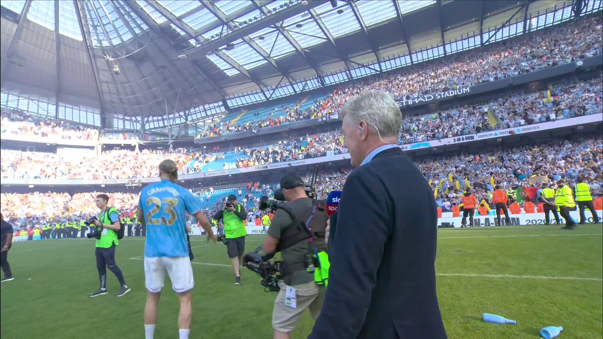 The best post match interview of all time? 🤣🤣 Erling Haaland breaks off mid interview to have a dance 🕺