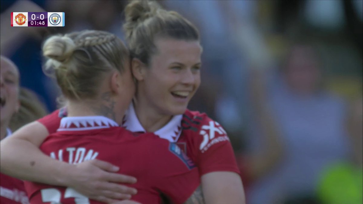 "ABSOLUTELY INCREDIBLE!" Hayley Ladd scores a SCREAMER to put Man Utd 1-0 up in the Manchester derby! 🔴