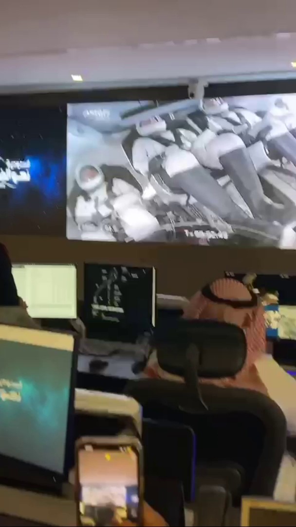 لحظات سعادة وفرح بالحدث التاريخي لنجاح انطلاق الرحلة السعودية #نحو_الفضاء من داخل المركز الموحد لمهمة الإطلاق في هيئة الاتصالات والفضاء والتقنية. -