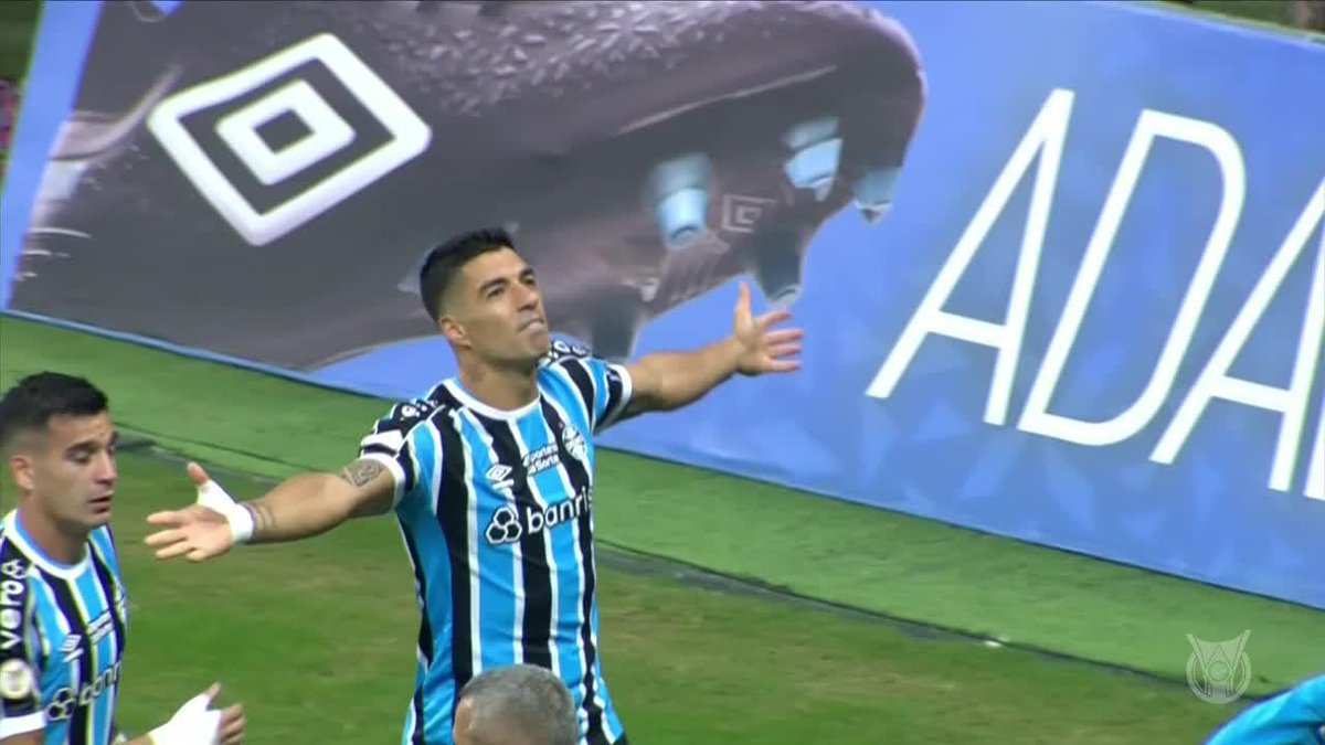 Clásico de Porto Alegre... y Lucho Suárez 🇺🇾 dibuja esta locura. Qué crack, por favor. De pie.