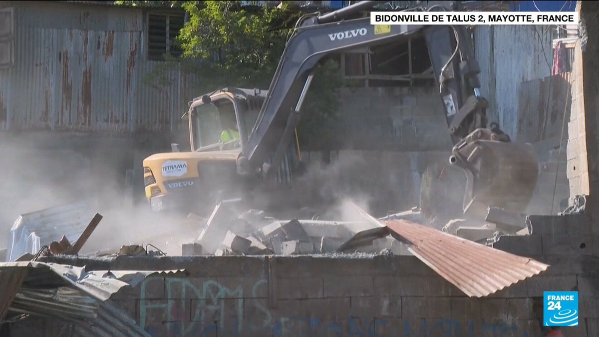Les pelleteuses sont entrées en action ce lundi matin à #Mayotte pour démolir l'un des plus importants bidonvilles de ce territoire français de l'océan Indien, #Talus2. ➡️ Ce démantèlement marque le vrai départ de l'opération sécuritaire contestée #Wuambushu
